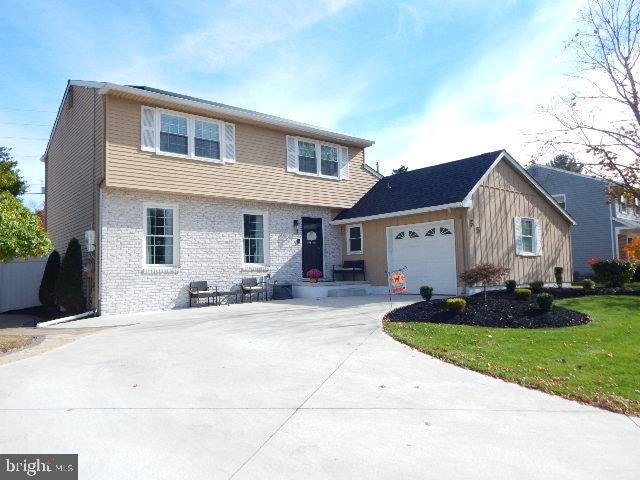 front of property with a front lawn and a garage