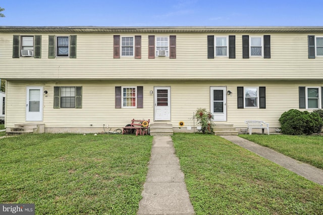 view of front of house featuring a front lawn