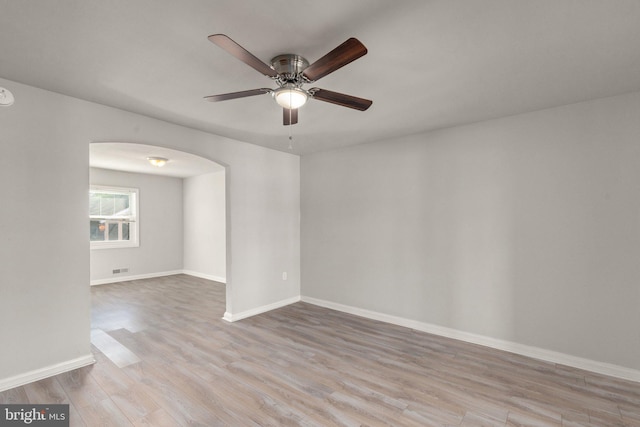 empty room featuring light hardwood / wood-style floors and ceiling fan