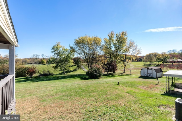 view of yard featuring a shed and a rural view