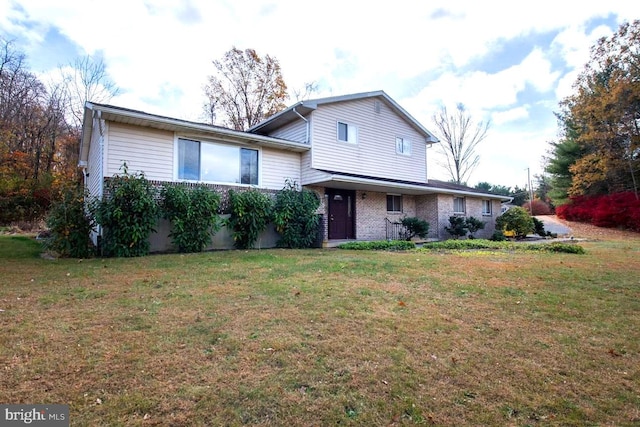 view of front facade featuring a front yard