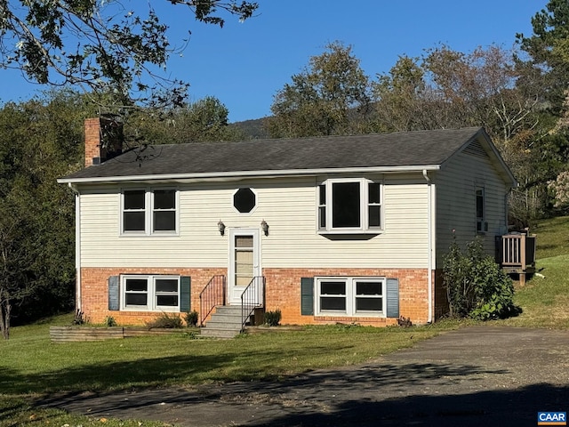 bi-level home featuring a front yard