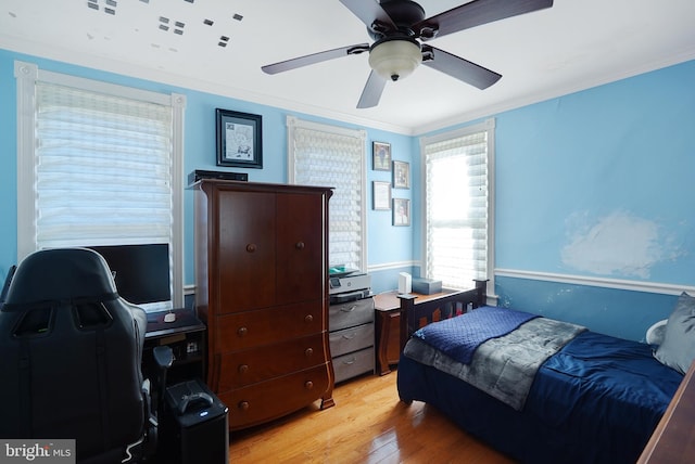 bedroom with ornamental molding, light hardwood / wood-style flooring, and ceiling fan