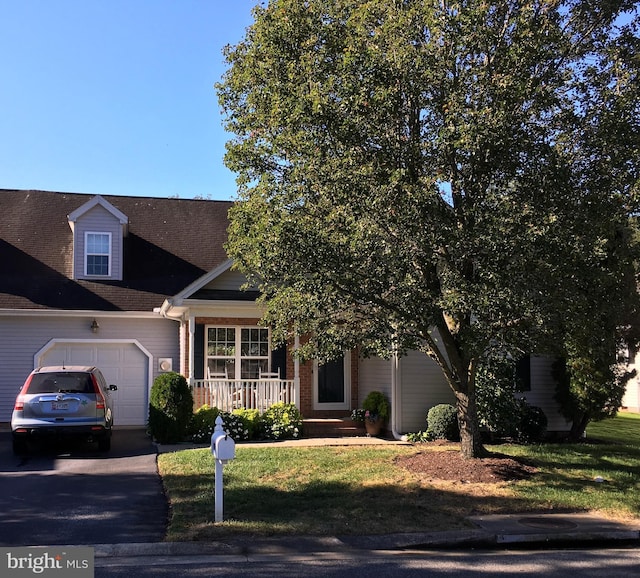 view of front of home featuring a front lawn and covered porch