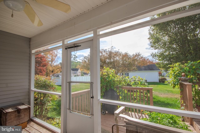 sunroom with ceiling fan