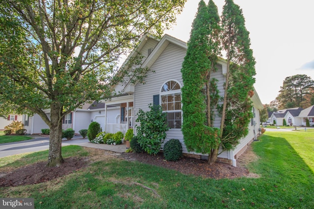 view of front of house featuring a front lawn