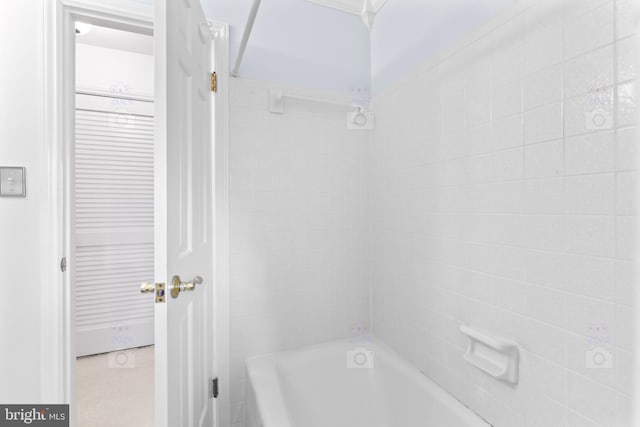 bathroom with tiled shower / bath