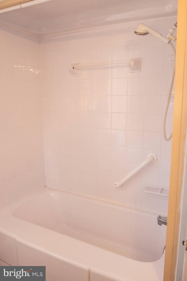 bathroom with tiled shower / bath combo