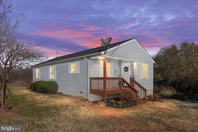 view of front of house featuring a yard