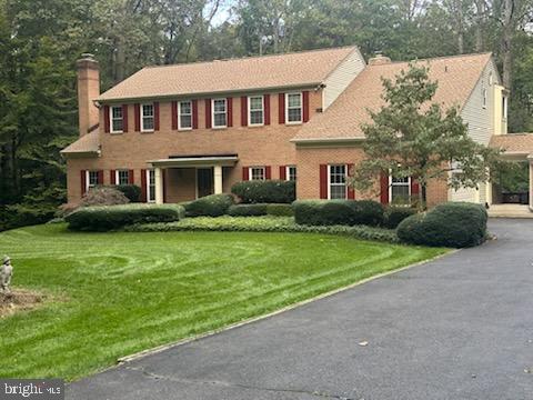 colonial inspired home featuring a front yard