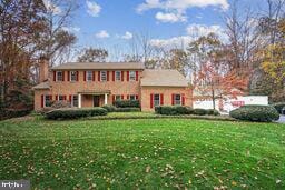 view of front of home featuring a front yard