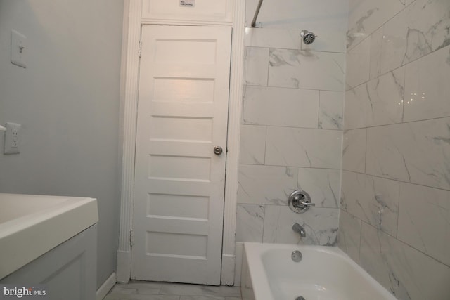 bathroom featuring tiled shower / bath combo