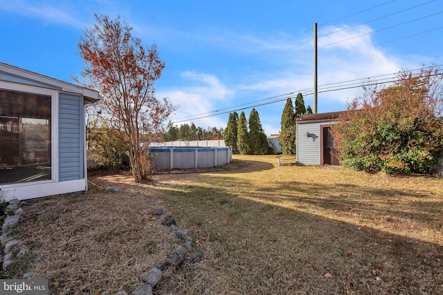 view of yard featuring a shed