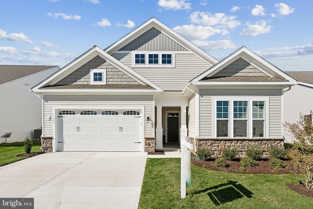 craftsman house featuring cooling unit and a front lawn