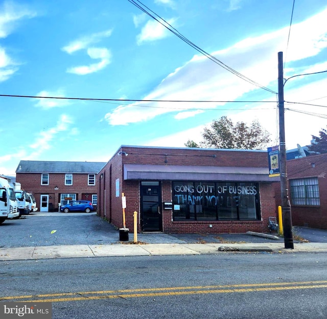 230 Holmes Rd, Holmes, PA 19043 - view of building exterior with uncovered parking