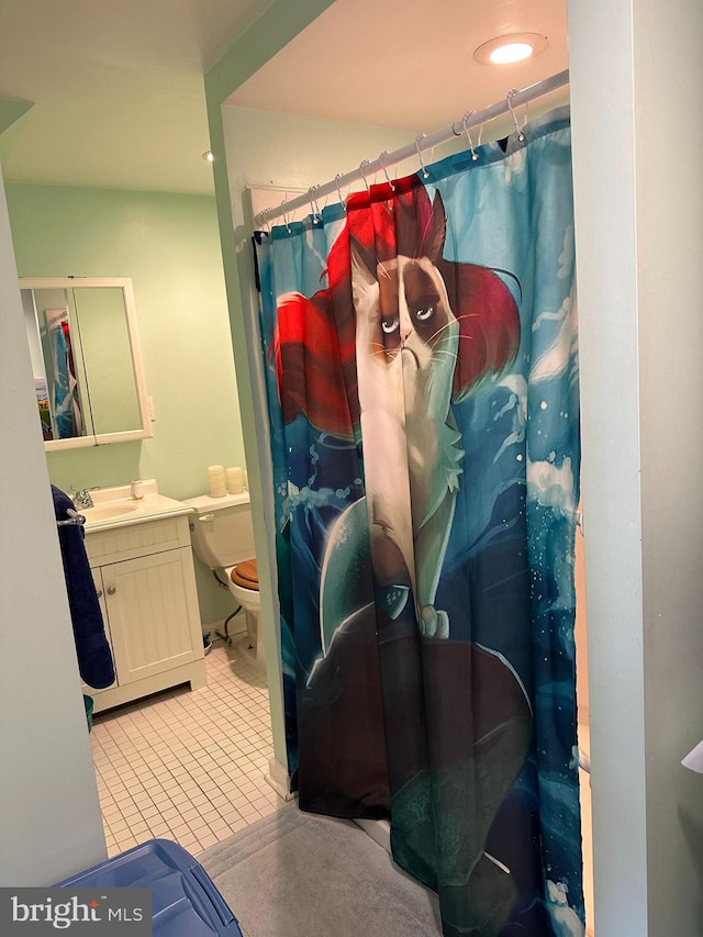 bathroom with vanity, curtained shower, and toilet