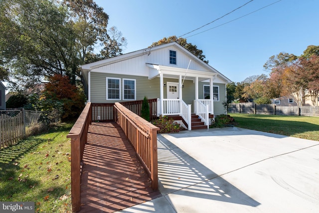 bungalow-style house featuring a front lawn