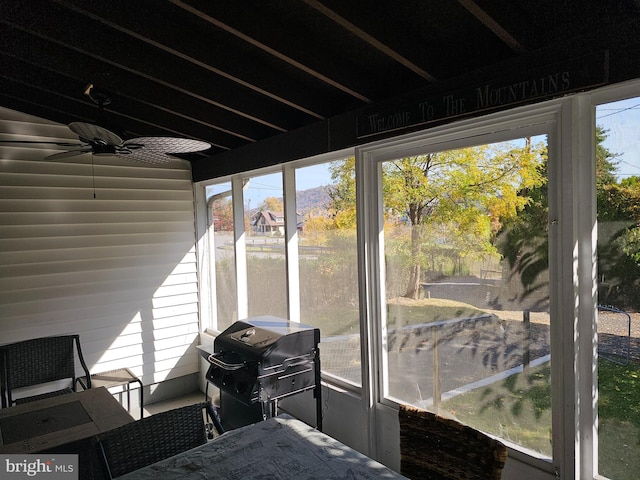 sunroom with ceiling fan