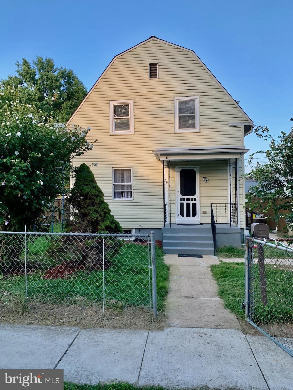 view of front of home with a front lawn and covered porch