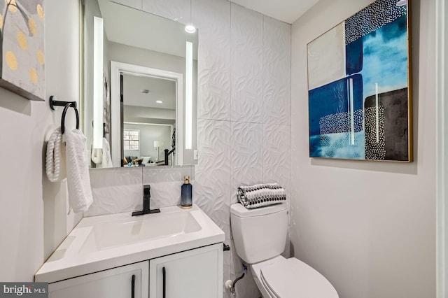 empty room featuring baseboards, recessed lighting, light wood finished floors, and visible vents