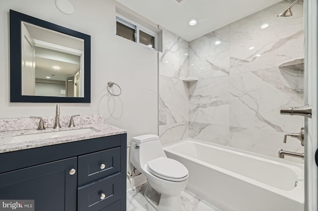 full bathroom featuring baseboards, a tile shower, recessed lighting, and wood finished floors