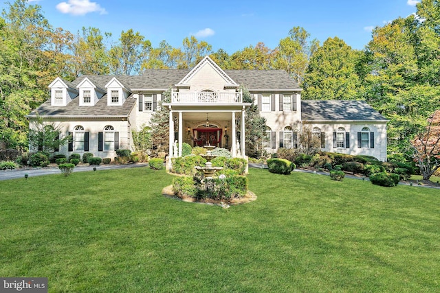 view of front of property featuring a front lawn