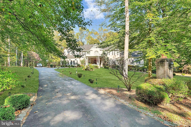 view of front facade featuring a front yard