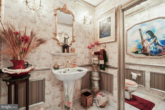 bathroom with ornamental molding