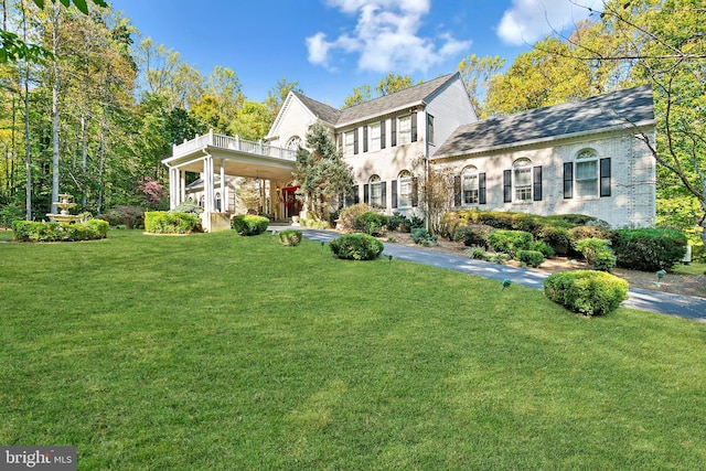 view of front of house with a front lawn