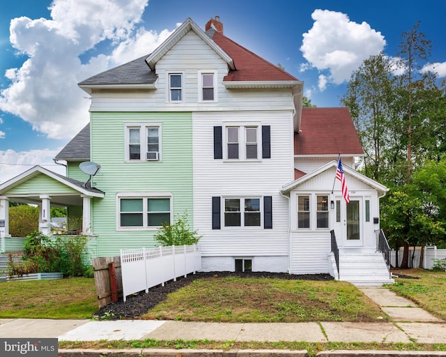 view of front of home featuring a front lawn