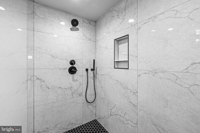 full bath with tiled shower