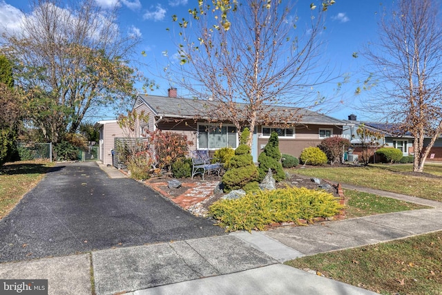 view of front of house with a front lawn