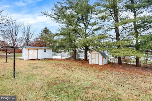 view of yard with a storage unit