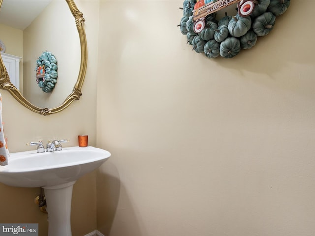 bathroom featuring sink