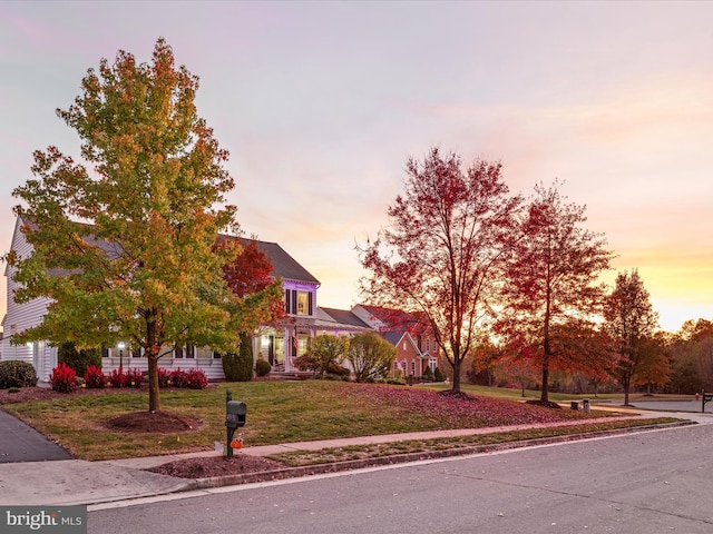 view of front of house featuring a lawn