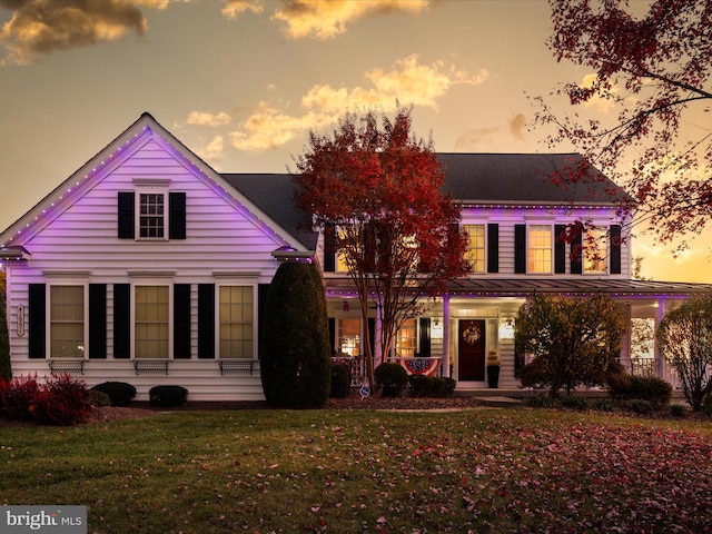 view of front of property featuring a lawn