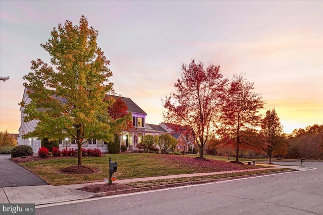 view of front of home featuring a lawn