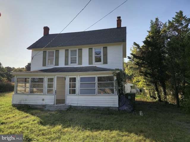 view of front of property with a front lawn