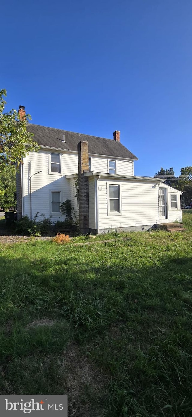 view of front facade with a front yard