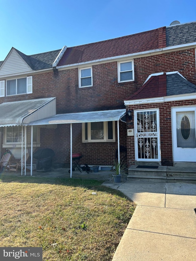 townhome / multi-family property featuring a front yard