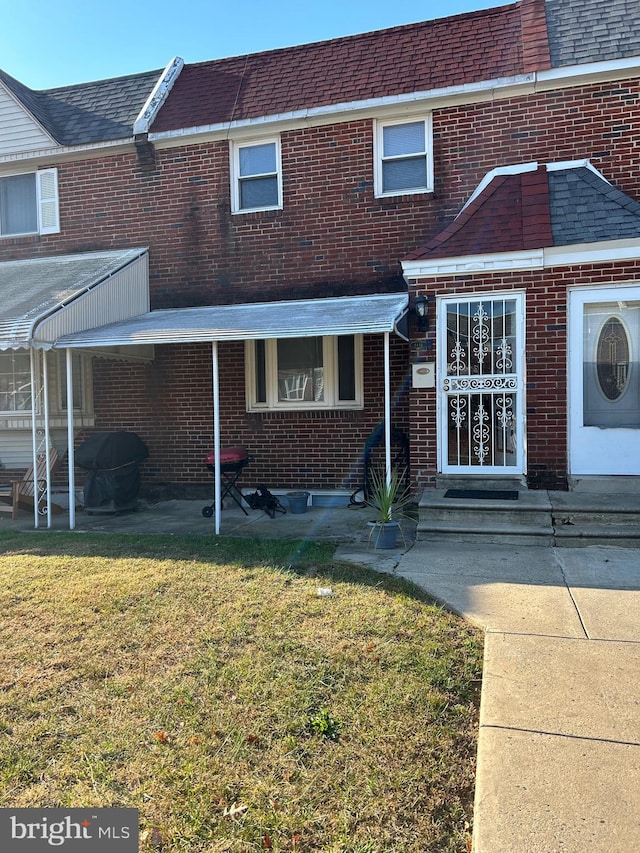 view of front of house with a front lawn