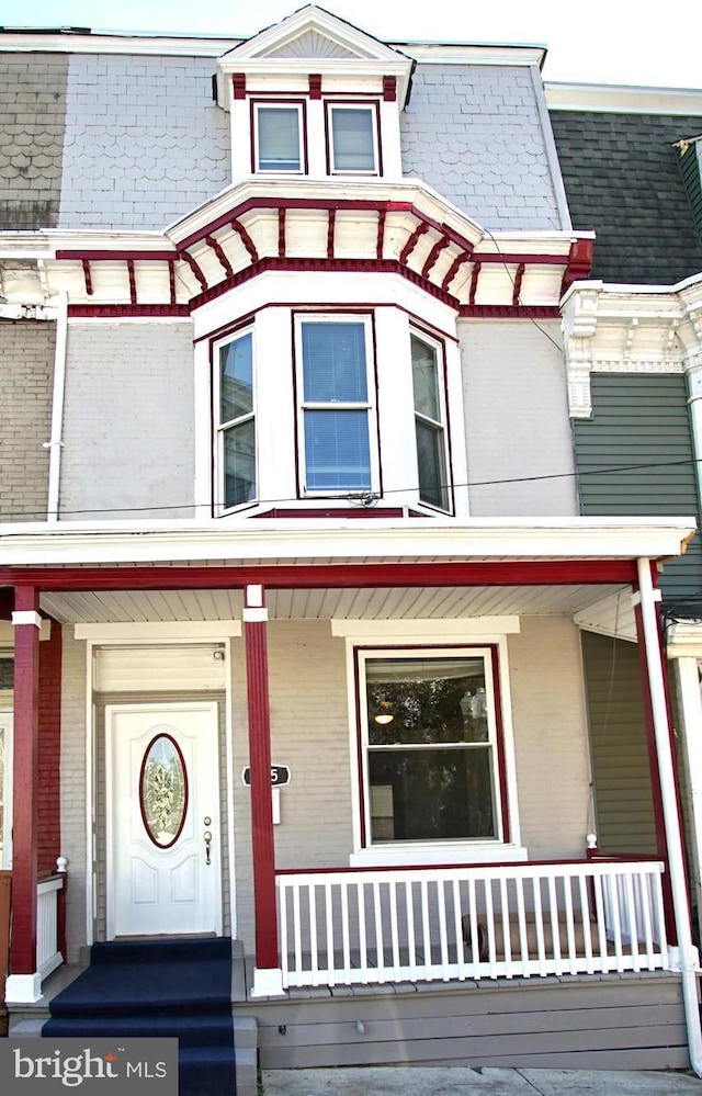 view of front of property featuring a porch