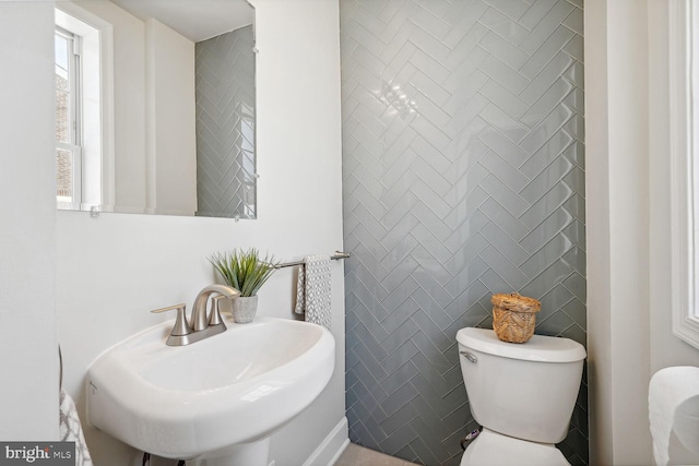 bathroom featuring toilet and sink