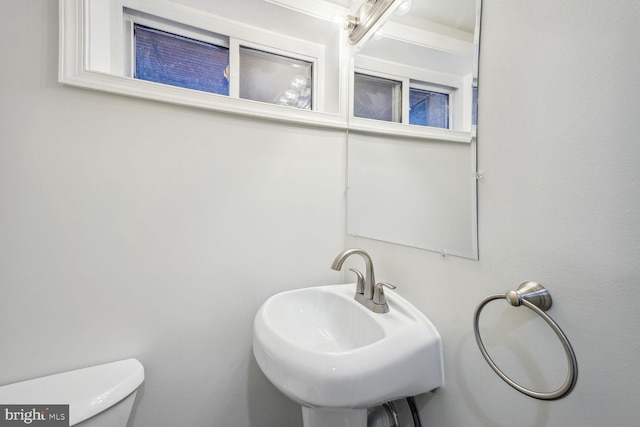 bathroom featuring toilet and sink