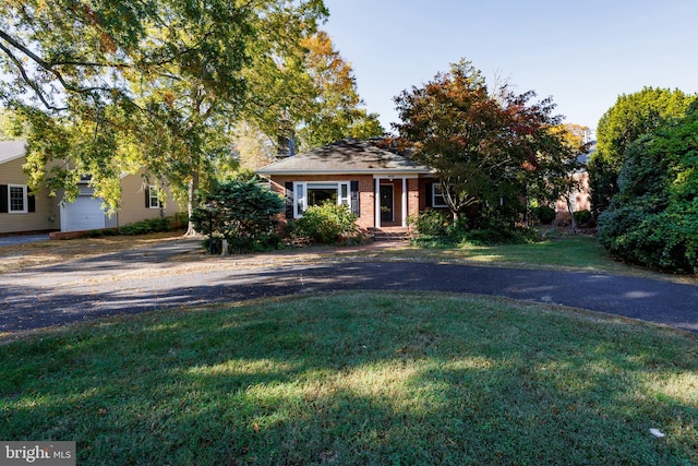 view of front of property featuring a front yard