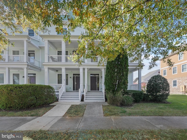 view of front of property featuring a balcony