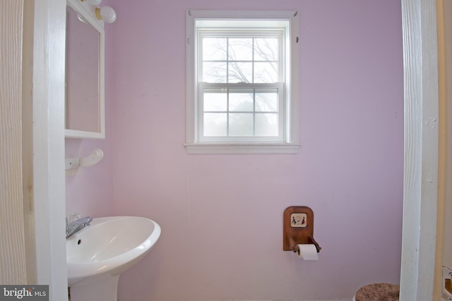 bathroom featuring sink