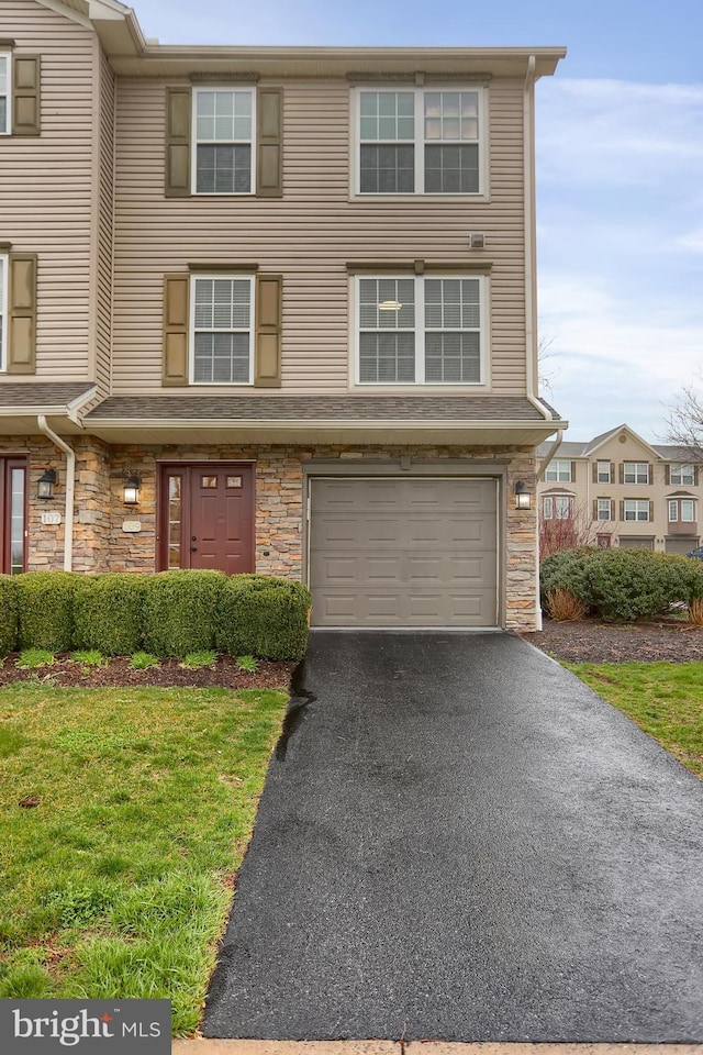 view of front of property featuring a front yard and a garage