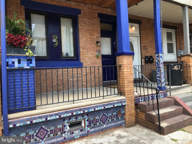 entrance to property featuring covered porch