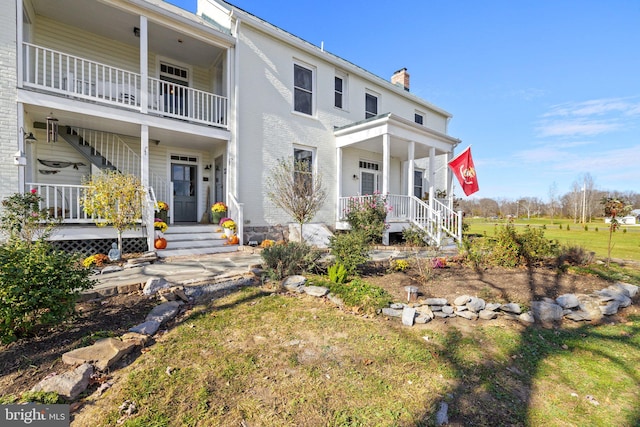 view of front of house featuring a porch and a front lawn